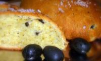 Простой домашний хлеб с маслинами