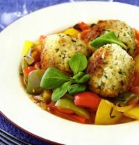 Рецепт как приготовить вкусные Рыбные шарики с овощным рагу