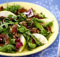 Рецепт как приготовить вкусный Салат с грушами, беконом и грецкими орехами