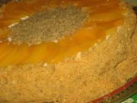 Торт без выпечки с консервированными персиками