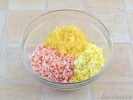 Крабовый салат с сыром и яйцами — 5 шаг