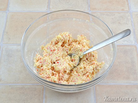 Крабовый салат с сыром и яйцами — 6 шаг