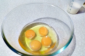взбить яйца для омлета