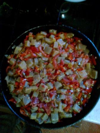 Говядина с овощами в горшочках. Обжариваем баклажаны, перец и помидоры