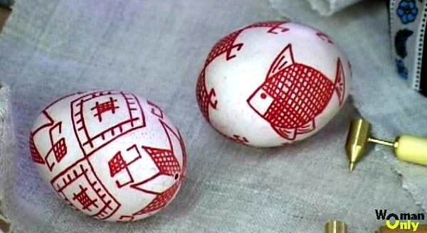 Традиционная роспись пасхальных яиц воском