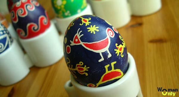 Роспись пасхальных яиц воском - яйцо с птицей