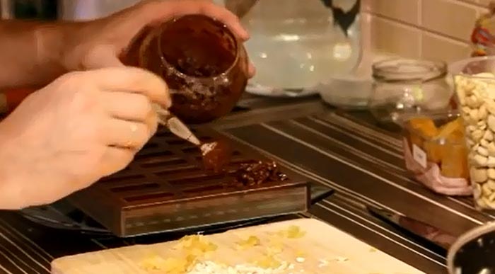 Делаем шоколадные конфеты с солёным арахисом и актинидией