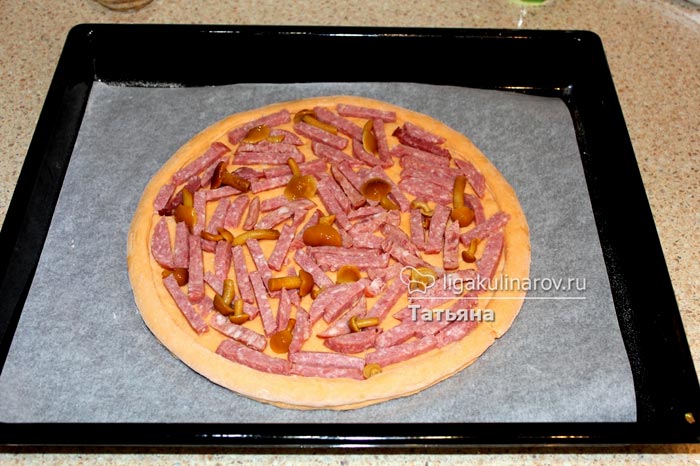 Фото к шагу 6. Пицца с колбасой и грибами