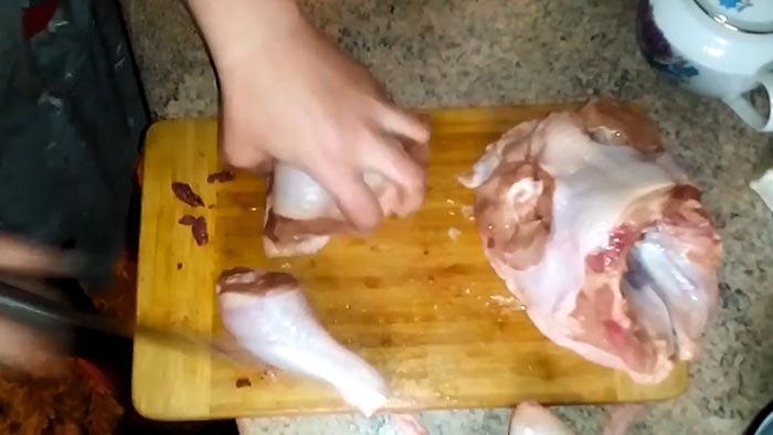 Как быстро порубить целую курицу за 3 минуты
