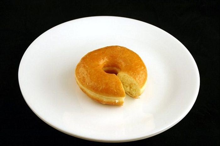 Небольшой с виду пончик - это более 200 калорий