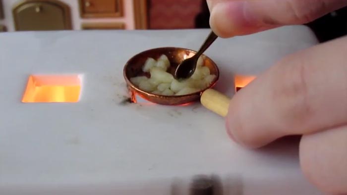 Яблочный пирог на миниатюрной кухне