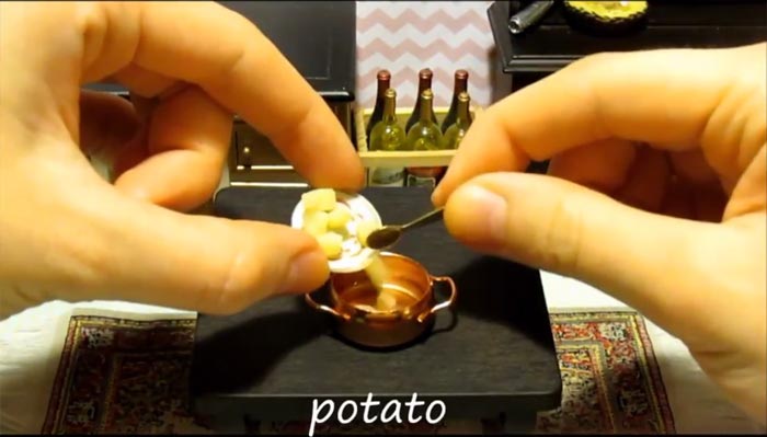 Картофель с овощами на миниатюрной кухне
