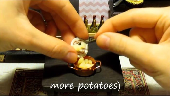 Картофель с овощами на миниатюрной кухне