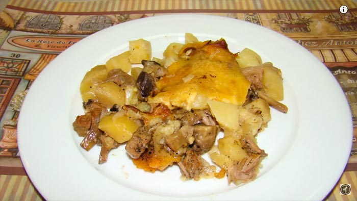 Тыква, фаршированная мясом, картофелем и грибами