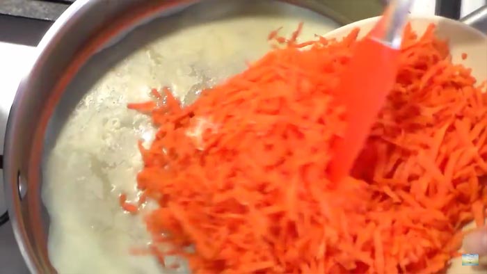 Печёночный торт с морковкой, луком и грибами