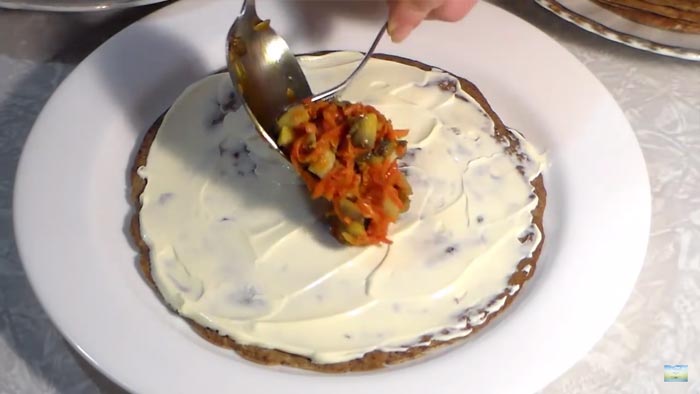 Печёночный торт с морковкой, луком и грибами