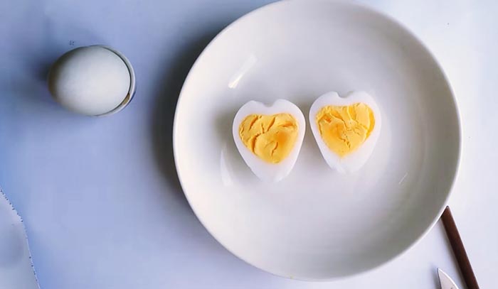 Необычный способ приготовления яиц - Вареные яйца в форме сердца