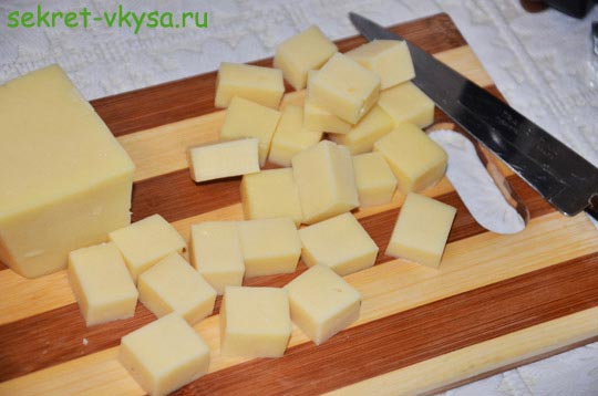 Закуска из чернослива с беконом - Режем сыр кубиками