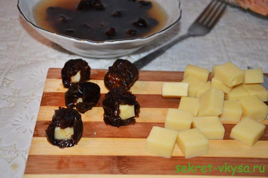 Закуска из чернослива с беконом - Начиняем чернослив сыром