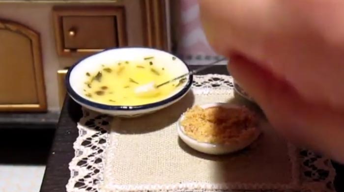Сырные палочки на миниатюрной кухне!
